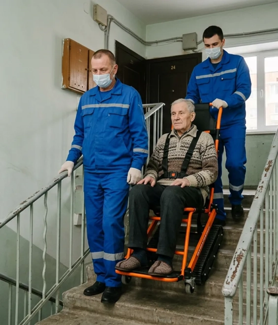Спуск больного в скорую помощь 